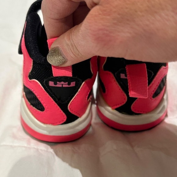 Nike LeBron 9 Laser Pink Sneakers - Picture 5 of 13